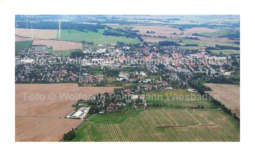 Luftbild im Vordergrund Dorf Zernickow dahinter Stadt Seelow